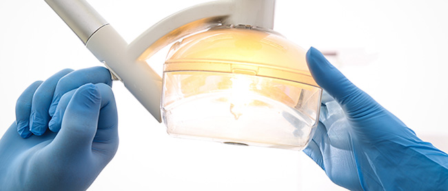 Manos de m�dico cirujano con l�mpara quir�rgica