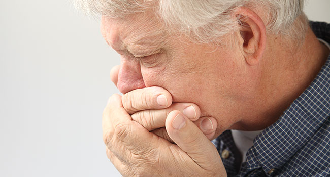 Hombre tap�ndose la boca por n�useas.