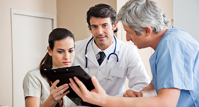 Mujer recibiendo diagn�stico.