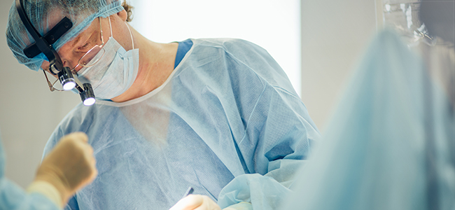 Ortopedista en una cirug�a