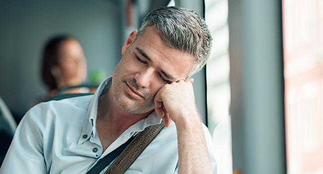 Hombre durmi&eacute;ndose en el trabajo.
