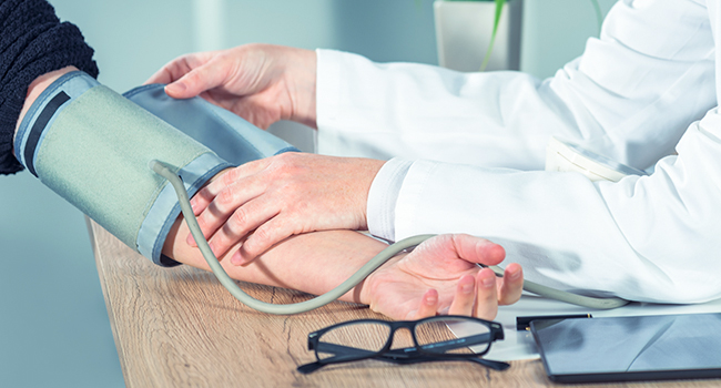 Doctor tomando la presi�n al paciente.