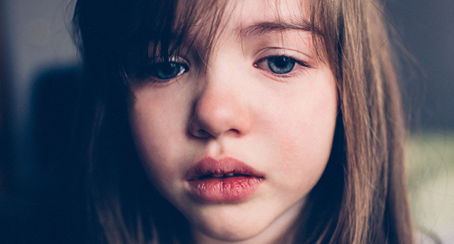 Ni&ntilde;a con crisis de ausencia o epilepsia leve