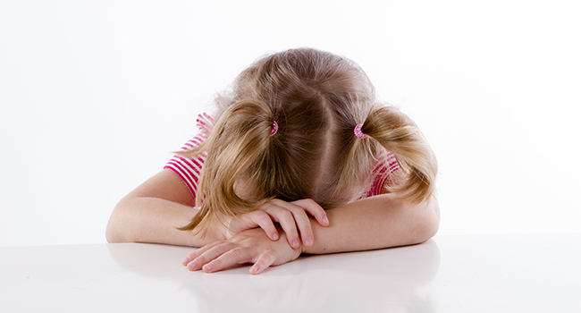 Ni�a agachando su cabeza.