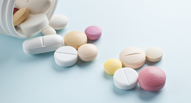 Pastillas sali�ndose de un pastillero.